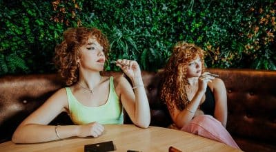 Deux femmes qui utilisent un vaporisateur dynavap à Bruxelles