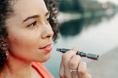 Femme qui tient un vaporisateur dynavap hyperdyn