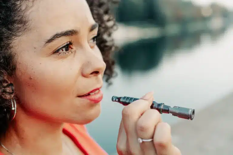 Femme qui tient un vaporisateur dynavap hyperdyn