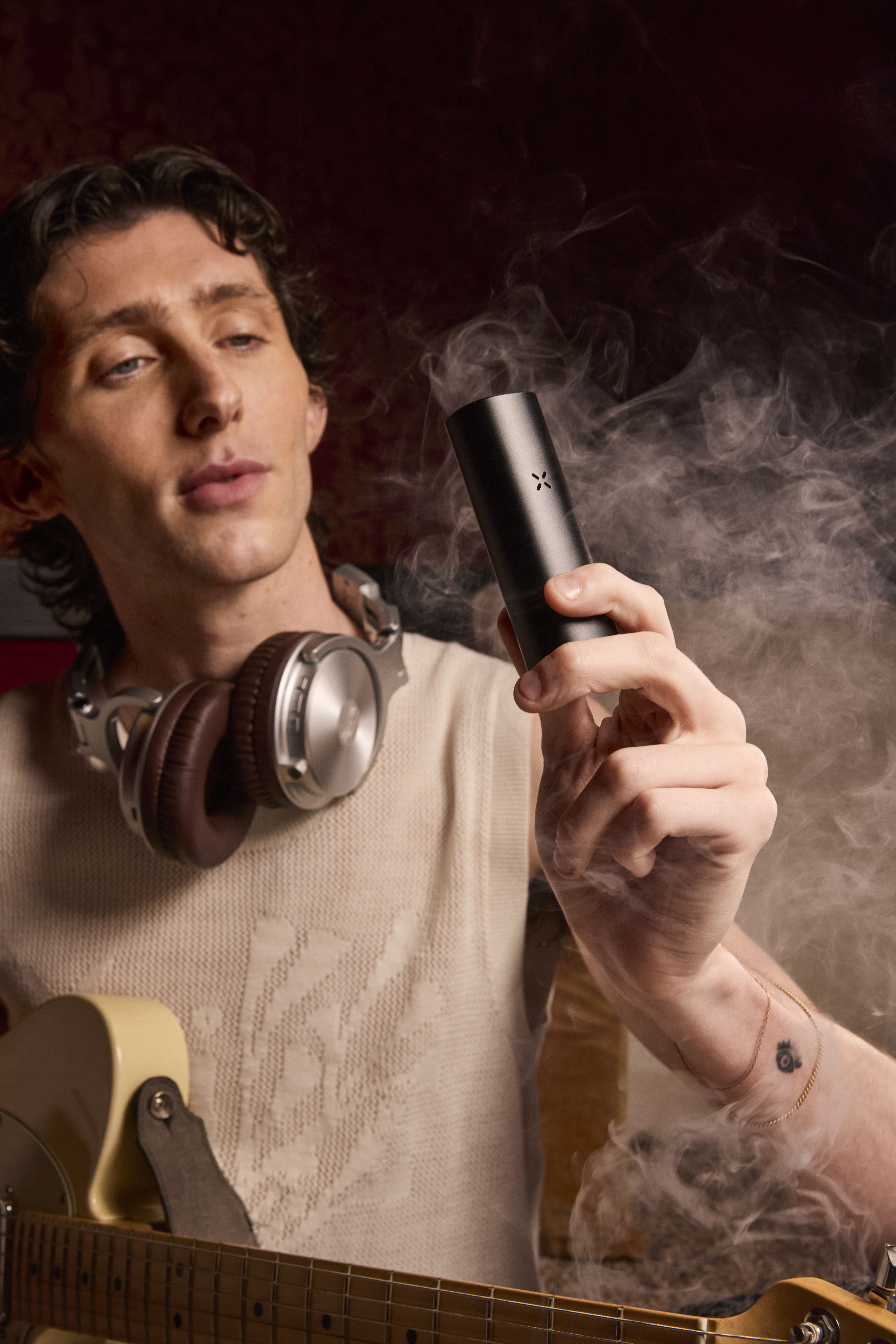 Vaporisateur à herbes pax flow dans la main